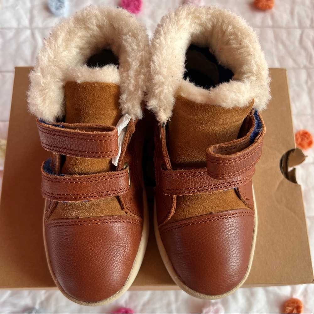 UGG in mint condition size 10- unisex my daughter only worn a handful. With box
